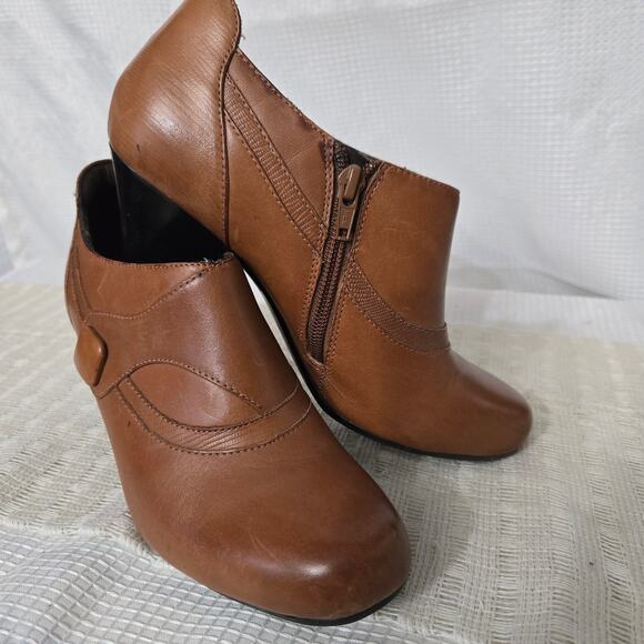 F2 Clarks Bendables Brown Leather Ankle Boots Sz 7 Cushioned Side Zip Mid Block - Picture 1 of 7